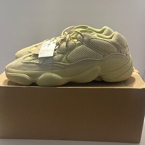 Adidas Yeezy 500 in Soft Beige